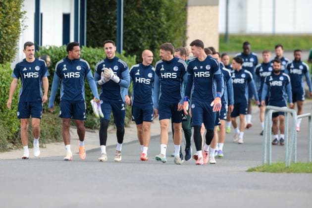 29.09.2025, Fussball, Saison 2025 2026, Training FC Schalke 04, Die Spieler des S04 kommen zum Training, Gelsenkirchen Trainingsgelände FC Schalke 04 NRW Deutschland xRHR-FOTO YYx Copyright: RHR-FOTOx RHR-FOTO YY