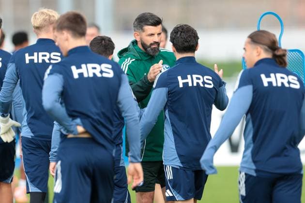 29.09.2025, Fussball, Saison 2025 2026, Training FC Schalke 04, Trainer Miron Muslic (FC Schalke 04) begrüßt seine Spieler, Gelsenkirchen Trainingsgelände FC Schalke 04 NRW Deutschland xRHR-FOTO YYx Copyright: RHR-FOTOx RHR-FOTO YY