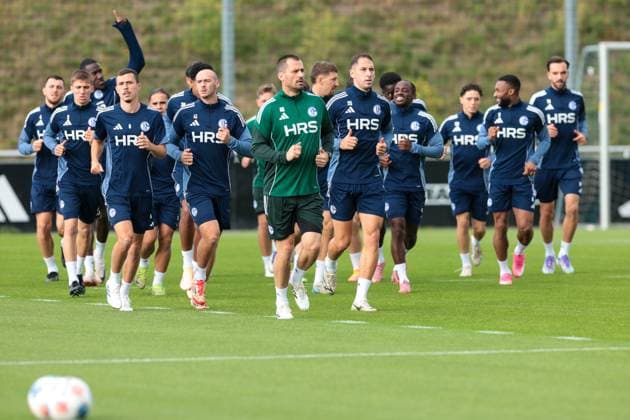 29.09.2025, Fussball, Saison 2025 2026, Training FC Schalke 04, Die Spieler des S04 laufen sich warm, Gelsenkirchen Trainingsgelände FC Schalke 04 NRW Deutschland xRHR-FOTO YYx Copyright: RHR-FOTOx RHR-FOTO YY