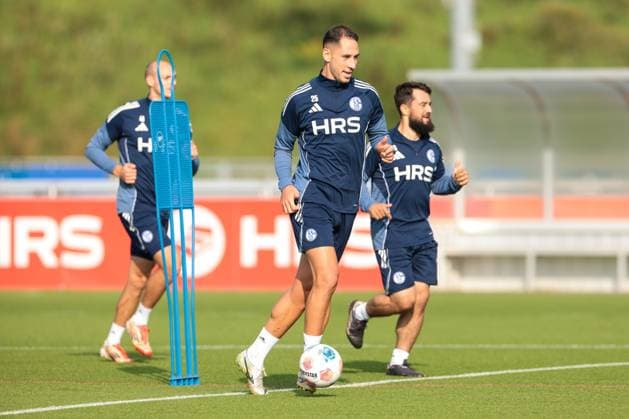 29.09.2025, Fussball, Saison 2025 2026, Training FC Schalke 04, v. l. Henning Matriciani (FC Schalke 04), Nikola Katic (FC Schalke 04), Amin Younes (FC Schalke 04), Gelsenkirchen Trainingsgelände FC Schalke 04 NRW Deutschland xRHR-FOTO YYx Copyright: RHR-FOTOx RHR-FOTO YY