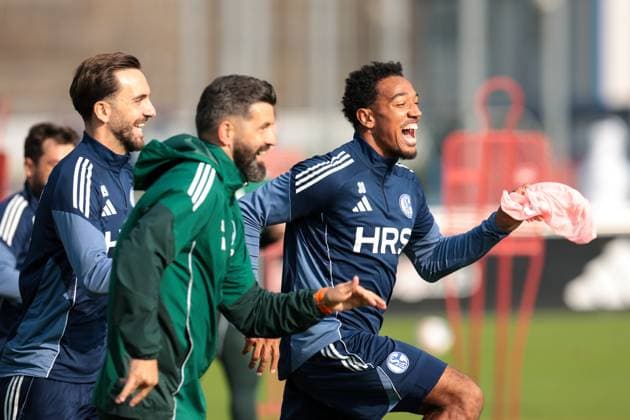 29.09.2025, Fussball, Saison 2025 2026, Training FC Schalke 04, v. l. Kenan Karaman (FC Schalke 04), Trainer Miron Muslic (FC Schalke 04), Anton Donkor (FC Schalke 04), Gelsenkirchen Trainingsgelände FC Schalke 04 NRW Deutschland xRHR-FOTO YYx Copyright: RHR-FOTOx RHR-FOTO YY