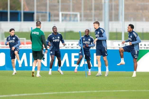 29.09.2025, Fussball, Saison 2025 2026, Training FC Schalke 04, v. l. Soufiane El-Faouzi (FC Schalke 04), Bryan Lasme (FC Schalke 04), Christopher Antwi-Adjei (FC Schalke 04), Janik Bachmann (FC Schalke 04), Anton Donkor (FC Schalke 04), Gelsenkirchen Trainingsgelände FC Schalke 04 NRW Deutschland xRHR-FOTO YYx Copyright: RHR-FOTOx RHR-FOTO YY