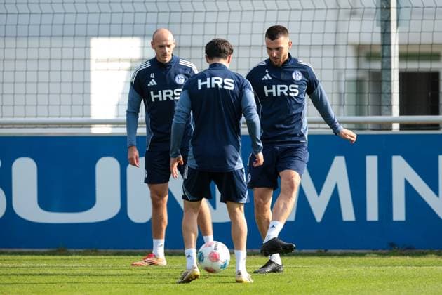 29.09.2025, Fussball, Saison 2025 2026, Training FC Schalke 04, v. l. Henning Matriciani (FC Schalke 04), Hasan Kurucay (FC Schalke 04), Gelsenkirchen Trainingsgelände FC Schalke 04 NRW Deutschland xRHR-FOTO YYx Copyright: RHR-FOTOx RHR-FOTO YY