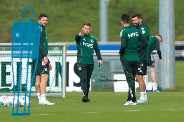 29.09.2025, Fussball, Saison 2025 2026, Training FC Schalke 04, v. l. Co-Trainer Tim Hoogland (FC Schalke 04), Co-Trainer Eddie Lattimore (FC Schalke 04), Trainer Miron Muslic (FC Schalke 04), Gelsenkirchen Trainingsgelände FC Schalke 04 NRW Deutschland xRHR-FOTO YYx Copyright: RHR-FOTOx RHR-FOTO YY