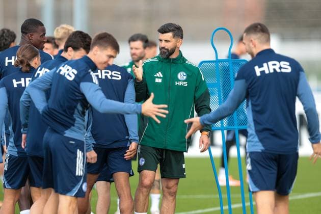29.09.2025, Fussball, Saison 2025 2026, Training FC Schalke 04, Trainer Miron Muslic (FC Schalke 04) begrüßt seine Spieler, Gelsenkirchen Trainingsgelände FC Schalke 04 NRW Deutschland xRHR-FOTO YYx Copyright: RHR-FOTOx RHR-FOTO YY