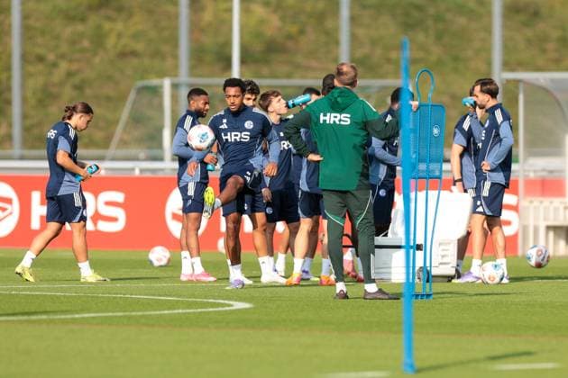 29.09.2025, Fussball, Saison 2025 2026, Training FC Schalke 04, Anton Donkor (FC Schalke 04), im Hintergrund trinken die Mitspieler und machen eine Pause, Gelsenkirchen Trainingsgelände FC Schalke 04 NRW Deutschland xRHR-FOTO YYx Copyright: RHR-FOTOx RHR-FOTO YY