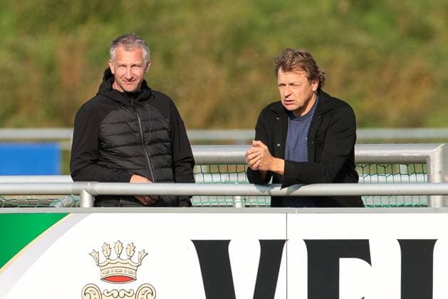 29.09.2025, Fussball, Saison 2025 2026, Training FC Schalke 04, v. l. Sportdirektor Frank Baumann (FC Schalke 04), Youri Mulder (FC Schalke 04), Gelsenkirchen Trainingsgelände FC Schalke 04 NRW Deutschland xRHR-FOTO YYx Copyright: RHR-FOTOx RHR-FOTO YY