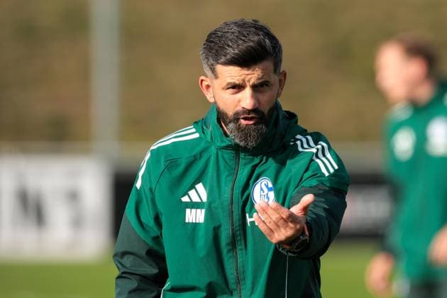 29.09.2025, Fussball, Saison 2025 2026, Training FC Schalke 04, Trainer Miron Muslic (FC Schalke 04) gibt Anweisungen, Gelsenkirchen Trainingsgelände FC Schalke 04 NRW Deutschland xRHR-FOTO YYx Copyright: RHR-FOTOx RHR-FOTO YY