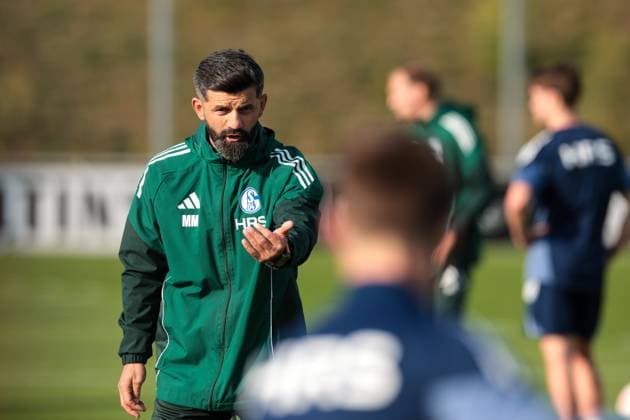 29.09.2025, Fussball, Saison 2025 2026, Training FC Schalke 04, Trainer Miron Muslic (FC Schalke 04) gibt Anweisungen, Gelsenkirchen Trainingsgelände FC Schalke 04 NRW Deutschland xRHR-FOTO YYx Copyright: RHR-FOTOx RHR-FOTO YY