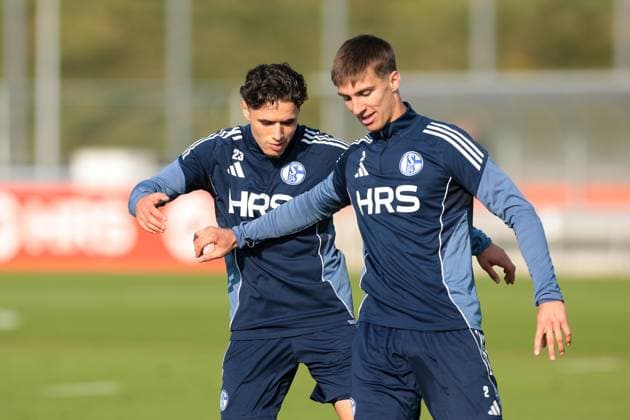 29.09.2025, Fussball, Saison 2025 2026, Training FC Schalke 04, v. l. Mertcan Ayhan (FC Schalke 04), Felipe Sanchez (FC Schalke 04), Gelsenkirchen Trainingsgelände FC Schalke 04 NRW Deutschland xRHR-FOTO YYx Copyright: RHR-FOTOx RHR-FOTO YY