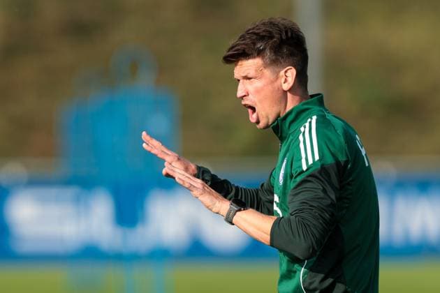29.09.2025, Fussball, Saison 2025 2026, Training FC Schalke 04, Berater Franz Schiemer (FC Schalke 04) gibt Anweisungen, Gelsenkirchen Trainingsgelände FC Schalke 04 NRW Deutschland xRHR-FOTO YYx Copyright: RHR-FOTOx RHR-FOTO YY