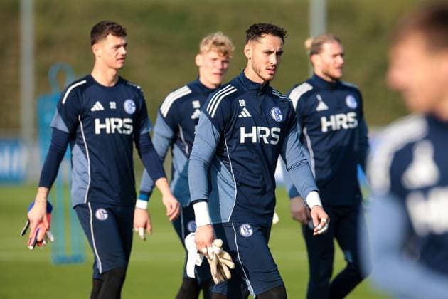 29.09.2025, Fussball, Saison 2025 2026, Training FC Schalke 04, v. l. Torwart Luca Podlech (FC Schalke 04), Torwart Johannes Siebeking (FC Schalke 04), Torwart Justin Heekeren (FC Schalke 04), Torwart Loris Karius (FC Schalke 04), Gelsenkirchen Trainingsgelände FC Schalke 04 NRW Deutschland xRHR-FOTO YYx Copyright: RHR-FOTOx RHR-FOTO YY