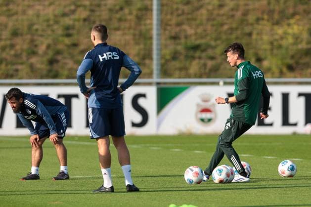 29.09.2025, Fussball, Saison 2025 2026, Training FC Schalke 04, v. l. Amin Younes (FC Schalke 04), Berater Franz Schiemer (FC Schalke 04), Gelsenkirchen Trainingsgelände FC Schalke 04 NRW Deutschland xRHR-FOTO YYx Copyright: RHR-FOTOx RHR-FOTO YY