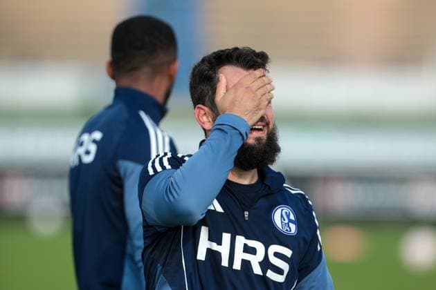 29.09.2025, Fussball, Saison 2025 2026, Training FC Schalke 04, Amin Younes (FC Schalke 04) mit der Hand im Gesicht, Gelsenkirchen Trainingsgelände FC Schalke 04 NRW Deutschland xRHR-FOTO YYx Copyright: RHR-FOTOx RHR-FOTO YY