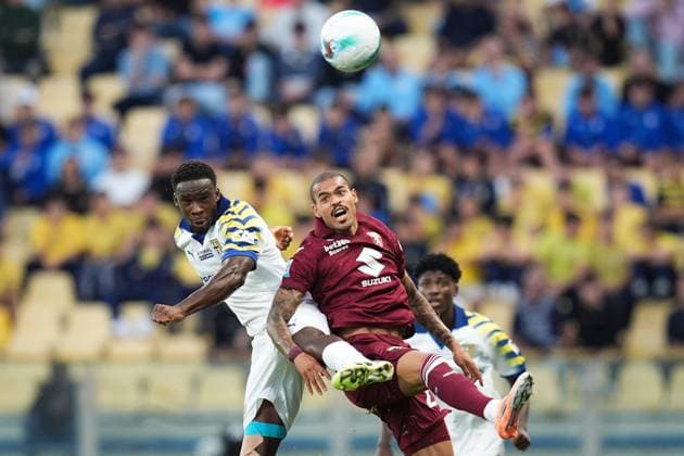 Sport Bilder des Tages Torino s Cyril Ngonge fights for the ball with Parma s Lamine Mandela Keita during the Serie A soccer match between Parma and Torino at Ennio Tardini Stadium in Parma, North Italy, Monday, September 29, 2025. Soccer  Copyright: xMassimoxPaolone LaPressex