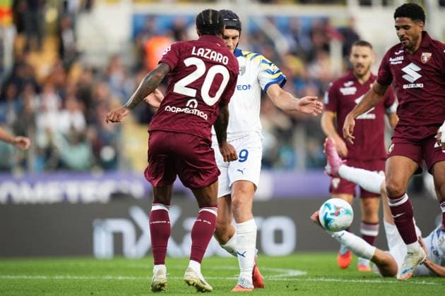 Parma s Mateo Pellegrino Casalanguida fights for the ball with Torino s Valentino Lazaro and Torino s Saul Coco during the Serie A soccer match between Parma and Torino at Ennio Tardini Stadium in Parma, North Italy, Monday, September 29, 2025. Soccer  Copyright: xMassimoxPaolone LaPressex