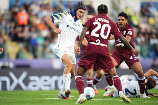 Parma s Mateo Pellegrino Casalanguida fights for the ball with Torino s Valentino Lazaro and Torino s Saul Coco during the Serie A soccer match between Parma and Torino at Ennio Tardini Stadium in Parma, North Italy, Monday, September 29, 2025. Soccer  Copyright: xMassimoxPaolone LaPressex