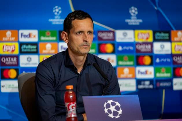 Eintracht Frankfurt Training Session And press conference, PK, Pressekonferenz - UEFA Champions League 2025 26 League Phase MD2 Dino Toppmoller, Head Coach of Eintracht Frankfurt, speaks during the Press Conference ahead of the UEFA Champions League 2024 25 match against Atletico de Madrid at Estadio Riyadh Air Metropolitano on September 29, 2025 in Madrid, Spain. Madrid Estadio Riyadh Air Metropolitano Madrid Spain Copyright: xAlbertoxGardinx AGardin_20250929_Foot_Cha_EinFra_Press_0107