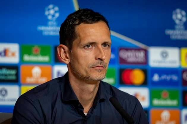 Eintracht Frankfurt Training Session And press conference, PK, Pressekonferenz - UEFA Champions League 2025 26 League Phase MD2 Dino Toppmoller, Head Coach of Eintracht Frankfurt, speaks during the Press Conference ahead of the UEFA Champions League 2024 25 match against Atletico de Madrid at Estadio Riyadh Air Metropolitano on September 29, 2025 in Madrid, Spain. Madrid Estadio Riyadh Air Metropolitano Madrid Spain Copyright: xAlbertoxGardinx AGardin_20250929_Foot_Cha_EinFra_Press_0108