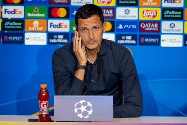 Eintracht Frankfurt Training Session And press conference, PK, Pressekonferenz - UEFA Champions League 2025 26 League Phase MD2 Dino Toppmoller, Head Coach of Eintracht Frankfurt, speaks during the Press Conference ahead of the UEFA Champions League 2024 25 match against Atletico de Madrid at Estadio Riyadh Air Metropolitano on September 29, 2025 in Madrid, Spain. Madrid Estadio Riyadh Air Metropolitano Madrid Spain Copyright: xAlbertoxGardinx AGardin_20250929_Foot_Cha_EinFra_Press_0110