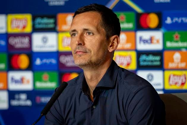 Sport Bilder des Tages Eintracht Frankfurt Training Session And press conference, PK, Pressekonferenz - UEFA Champions League 2025 26 League Phase MD2 Dino Toppmoller, Head Coach of Eintracht Frankfurt, speaks during the Press Conference ahead of the UEFA Champions League 2024 25 match against Atletico de Madrid at Estadio Riyadh Air Metropolitano on September 29, 2025 in Madrid, Spain. Madrid Estadio Riyadh Air Metropolitano Madrid Spain Copyright: xAlbertoxGardinx AGardin_20250929_Foot_Cha_EinFra_Press_0121