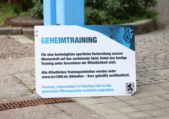 Sport Bilder des Tages Fussball, Herren, 3.Liga, Saison 2025 2026, TSV 1860 München, Training, Geheimtraining Hier ein Schild mit Geheimtraining am Trainingsgelände des TSV 1860 München, abgeschottet, nicht öffentlich