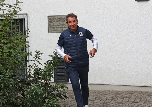 Fussball, Herren, 3.Liga, Saison 2025 2026, TSV 1860 München, Training, Geheimtraining Gernot Mang, Präsident (TSV 1860 München) kommt aus der Geschäftsstelle