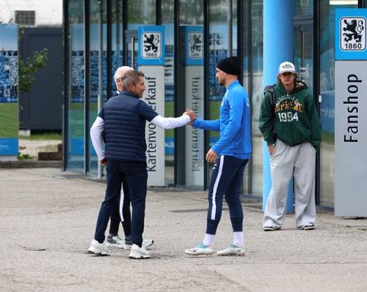 Fussball, Herren, 3.Liga, Saison 2025 2026, TSV 1860 München, Training, Geheimtraining Gernot Mang, Präsident (TSV 1860 München) (li.) mit Maximilian Wolfram (TSV 1860 München) (re.) Begrüssung, abklatschen vor dem Training