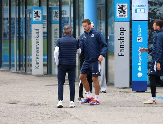 Fussball, Herren, 3.Liga, Saison 2025 2026, TSV 1860 München, Training, Geheimtraining Gernot Mang, Präsident (TSV 1860 München) (li.) mit Siemen Voet (TSV 1860 München) (re.) Begrüssung, abklatschen vor dem Training