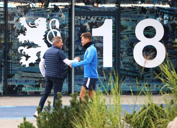 Fussball, Herren, 3.Liga, Saison 2025 2026, TSV 1860 München, Training, Geheimtraining Gernot Mang, Präsident (TSV 1860 München) (li.) mit Florian Niederlechner (TSV 1860 München) (re.) Begrüssung, abklatschen vor dem Training