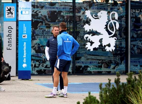 Fussball, Herren, 3.Liga, Saison 2025 2026, TSV 1860 München, Training, Geheimtraining Gernot Mang, Präsident (TSV 1860 München) (li.) mit Florian Niederlechner (TSV 1860 München) (re.) im Gespräch