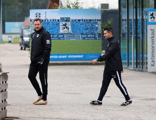 Fussball, Herren, 3.Liga, Saison 2025 2026, TSV 1860 München, Training, Geheimtraining Markus Brzenska, Co-Trainer (TSV 1860 München) (li.) mit Alper Kayabunar, Interimstrainer (TSV 1860 München) (re.) auf dem Weg zum Trainingsplatz