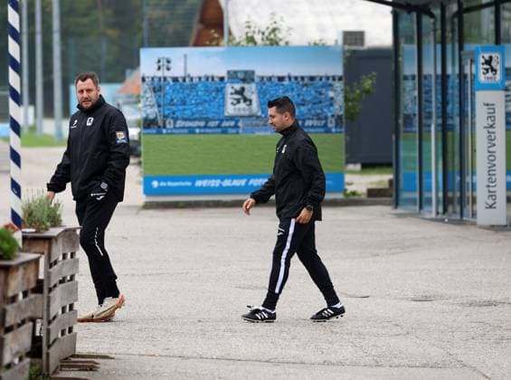 Fussball, Herren, 3.Liga, Saison 2025 2026, TSV 1860 München, Training, Geheimtraining Markus Brzenska, Co-Trainer (TSV 1860 München) (li.) mit Alper Kayabunar, Interimstrainer (TSV 1860 München) (re.) auf dem Weg zum Trainingsplatz