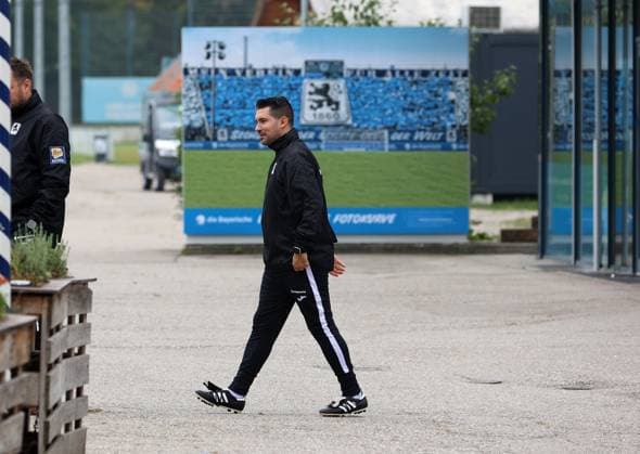 Fussball, Herren, 3.Liga, Saison 2025 2026, TSV 1860 München, Training, Geheimtraining Alper Kayabunar, Interimstrainer (TSV 1860 München) auf dem Weg zum Trainingsplatz