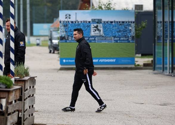 Fussball, Herren, 3.Liga, Saison 2025 2026, TSV 1860 München, Training, Geheimtraining Alper Kayabunar, Interimstrainer (TSV 1860 München) auf dem Weg zum Trainingsplatz