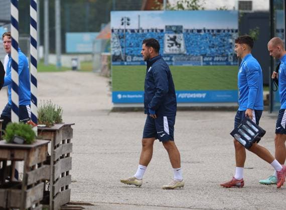 Fussball, Herren, 3.Liga, Saison 2025 2026, TSV 1860 München, Training, Geheimtraining Kevin Volland (TSV 1860 München) (li.) mit Sean Dulic (TSV 1860 München) (re.) auf dem Weg zum Trainingsplatz