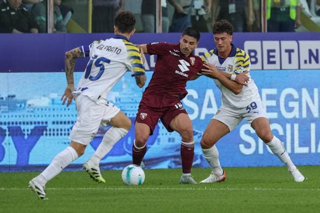 September 29, 2025, Parma, Italy: Torino™s Giovanni Simeone fights for the ball against Parma™s Alessandro Circati during the italian soccer Serie A match between Parma Calcio vs Torino FC on september 29, 2025 at the Stadio Ennio Tardini in Parma, Italy. ANSA . Soccer: Serie A; Parma Vs Torino  - ZUMAa110 20250929_zaf_a110_026 Copyright: xLorenzoxCattanix