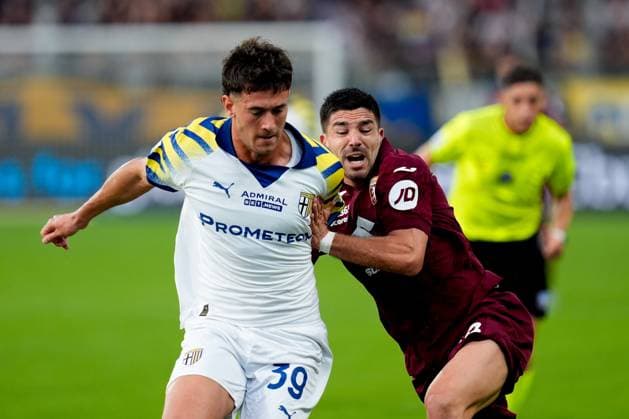 Parma Calcio v Torino FC - Serie A Enilive Alessandro Circati of Parma Calcio 1913 and Giovanni Simeone of Torino FC fight for the ball during the Serie A Enilive match between Parma Calcio and Torino FC at Stadio Ennio Tardini on September 29, 2025 in Parma, Italy. Parma Stadio Ennio Tardini Emilia Romagna Italy Copyright: xGiuseppexMaffiax 250929_SerieA_Parma-Torino_GM_8799