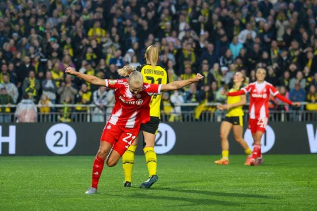 Sport Bilder des Tages Dortmund, Deutschland 29. September 2025: DFB Pokal Frauen - 2025 2026 - Borussia Dortmund vs. FC Bayern München Im Bild: v.li. Torschützin Pernille Harder (FCB) macht das Tor zum 1:0 für den FC Bayern und jubelt DFB regulations prohibit any use of photographs as image sequences and or quasi-video. Stadion Rote Erde Nordrhein Westfalen *** Dortmund, Germany 29 September 2025 DFB Pokal Women 2025 2026 Borussia Dortmund vs FC Bayern Munich In the picture from left goal scorer Pernille Harder FCB makes the goal to 1 0 for FC Bayern and cheers DFB regulations prohibit any use of photographs as image sequences and or quasi video Stadion Rote Erde Nordrhein Westfalen Copyright: xFotostandx xFantinix