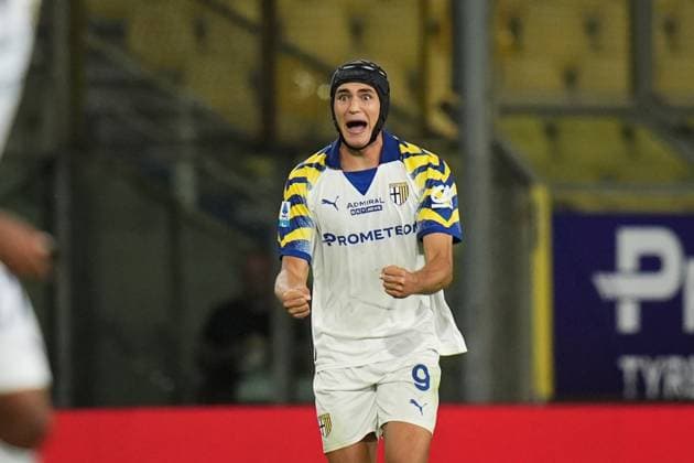 Parma s Mateo Pellegrino Casalanguida celebrates after scoring the 2-1 goal for his team during the Serie A soccer match between Parma and Torino at Ennio Tardini Stadium in Parma, North Italy, Monday, September 29, 2025. Soccer  Copyright: xMassimoxPaolone LaPressex