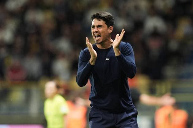 Parma s head coach Carlos Cuesta shouts instructions to his players during the Serie A soccer match between Parma and Torino at Ennio Tardini Stadium in Parma, North Italy, Monday, September 29, 2025. Soccer  Copyright: xMassimoxPaolone LaPressex