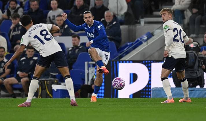 Everton v West Ham United Premier League Everton™s Jack Grealish (centre) passes between West Ham United s Mateus Fernandes (left) and Jarrod Bowen during the Premier League match at the Hill Dickson Stadium, Liverpool UK Newspapers OUT Copyright: xKarlxVallantinex FIL-22295-0031