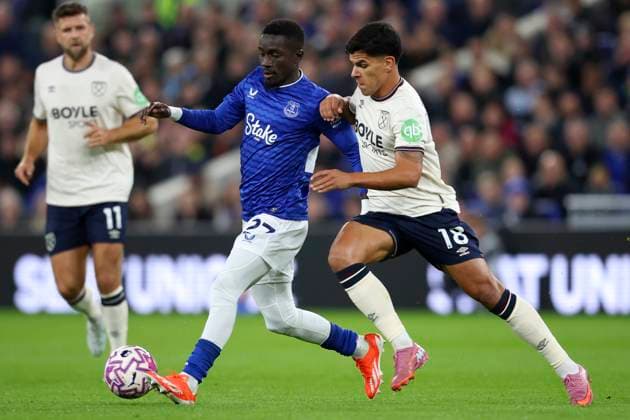 Everton v West Ham United - Premier League Idrissa Gueye of Everton and Mateus Fernandes of West Ham United challenge during the Premier League match between Everton and West Ham United at Hill Dickinson Stadium on September 29, 2025 in Liverpool, England. Liverpool Hill Dickinson Stadium England United Kingdom Copyright: xEdxSykes Sportsphoto APLx 14136561