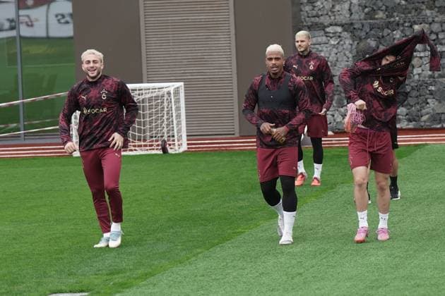 Galatasaray players held their final training session in Istanbul on September 29 ahead of their UEFA Champions League Matchday 2 fixture against Liverpool, which will be played the following day , Istanbul , Turkey . ( Photo by Seskimphoto ) Pictured: Baris Alper Yilmaz (L) and Mario Lemina Istanbul Turkey Istanbul Turkey Copyright: xSeskimphotox gsaray_training_290925 (21)