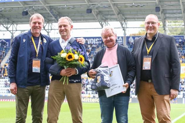 Jena, 27.09.2025, Ernst-Abbe-Sportfeld, Fußball, Männer, Saison 2025 2026, Regionalliga Nordost, 10. Spieltag , FC Carl Zeiss Jena - Chemnitzer FC 2:0 (2:0) , Im Bild: Konrad Weise erhielt die Ehrenmitgliedschaft, *** Jena, 27 09 2025, Ernst Abbe Sportfeld, Football, Men, Season 2025 2026, Regionalliga Nordost, 10 Matchday , FC Carl Zeiss Jena Chemnitzer FC 2 0 2 0 , In the picture Konrad Weise received the honorary membership,