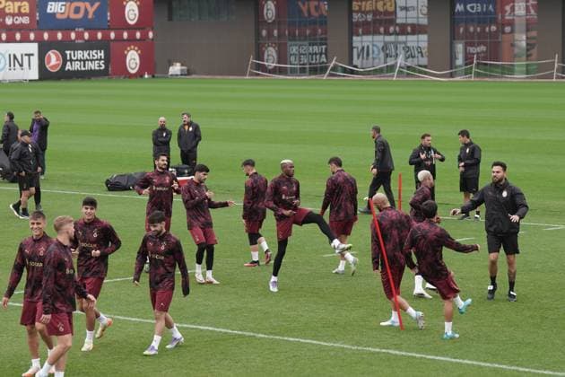 Galatasaray players held their final training session in Istanbul on September 29 ahead of their UEFA Champions League Matchday 2 fixture against Liverpool, which will be played the following day , Istanbul , Turkey . ( Photo by Seskimphoto ) Pictured: Istanbul Turkey Istanbul Turkey Copyright: xSeskimphotox gsaray_training_290925 (70)