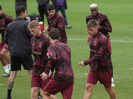Galatasaray players held their final training session in Istanbul on September 29 ahead of their UEFA Champions League Matchday 2 fixture against Liverpool, which will be played the following day , Istanbul , Turkey . ( Photo by Seskimphoto ) Pictured: Istanbul Turkey Istanbul Turkey Copyright: xSeskimphotox gsaray_training_290925 (82)