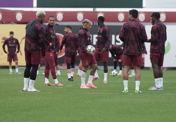 Galatasaray players held their final training session in Istanbul on September 29 ahead of their UEFA Champions League Matchday 2 fixture against Liverpool, which will be played the following day , Istanbul , Turkey . ( Photo by Seskimphoto ) Pictured: Lucas Torreira Istanbul Turkey Istanbul Turkey Copyright: xSeskimphotox gsaray_training_290925 (96)