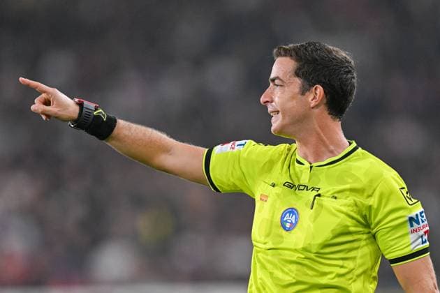 the referee during the Serie A soccer match between Genoa and Lazio at the Luigi Ferraris Stadium in Genoa, Italy - Monday, September 29, 2025. - Soccer .  Copyright: xTanoxPecoraro LaPressex