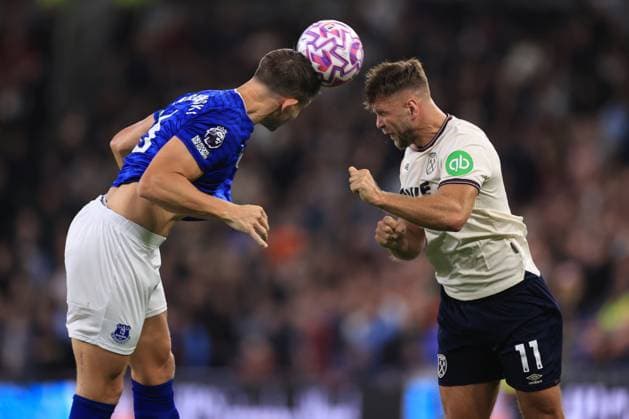Everton v West Ham United 29 September 2025 - Premier League - Everton v West Ham United - James Tarkowski of Everton gets his head to the ball before Niclas Fullkrug of West Ham United - Photo: Simon Stacpoole Offside. Merseyside UK Copyright: xSimonxStacpoolexOffside
